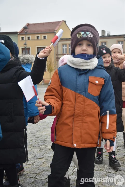 Przemarsz z flagami przedszkolaków z Przedszkola Samorządowego "Pod Świerkami" w Krobi