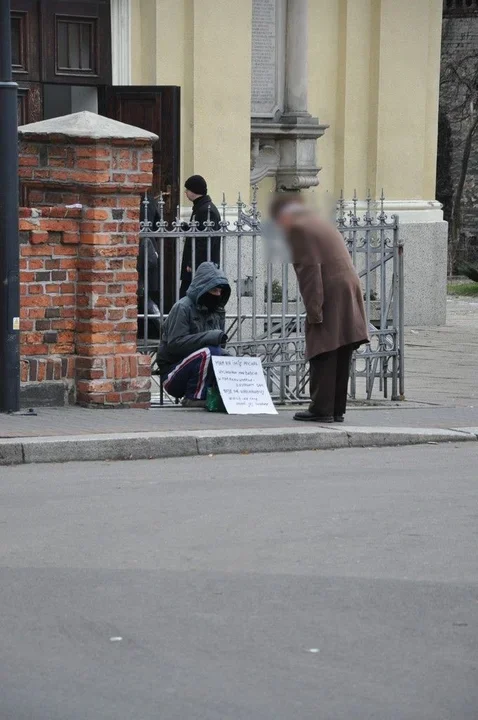 Samotny pod kościołem