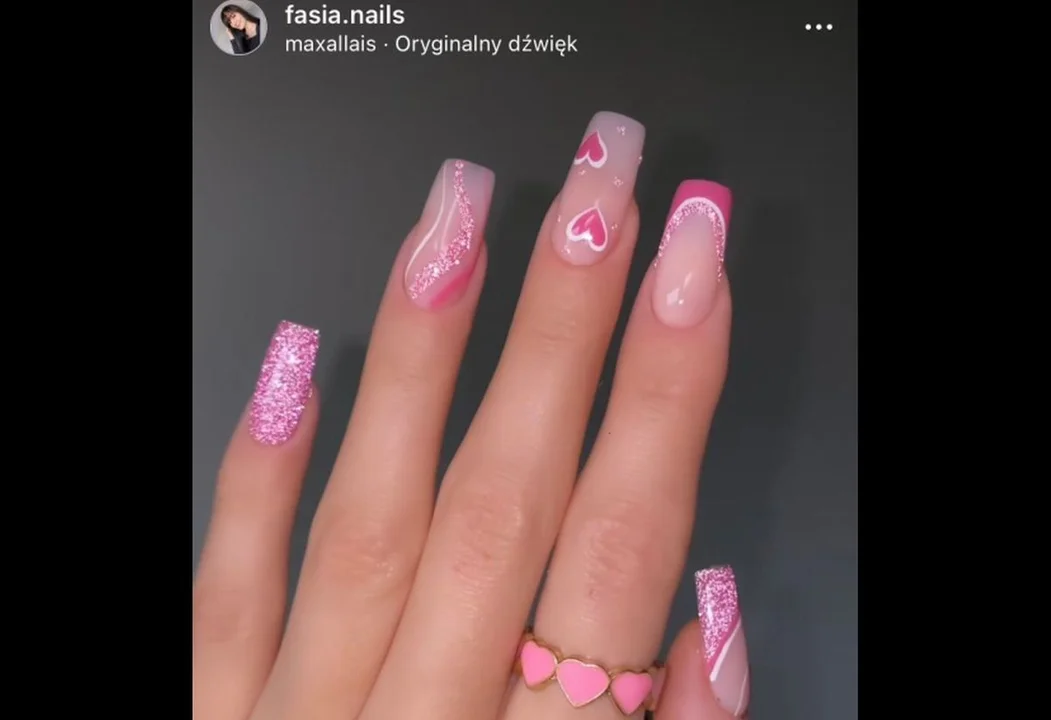 Różowe paznokcie z brokatem na walentynki