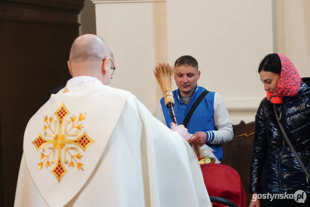 Ukraińskie rodziny na "święconce" w  Świętogórskiej Bazylice