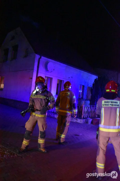Ze zgłoszenia wynikało, że pali się budynek mieszkalny. JRG z KP PSP Gostyń w akcji
