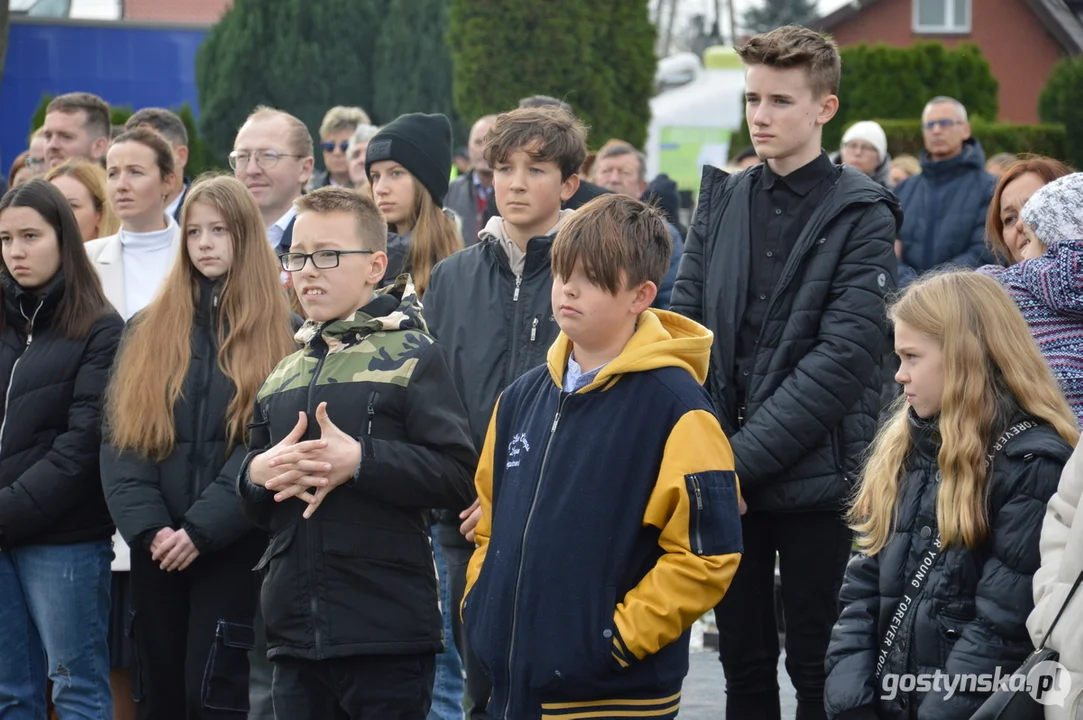 Przemarsz i uroczystości na cmentarzu w dniu 11 listopada w Krobi