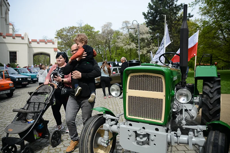 Wystawa zabytkowych pojazdów w Jarocinie z okazji Święta Flagi