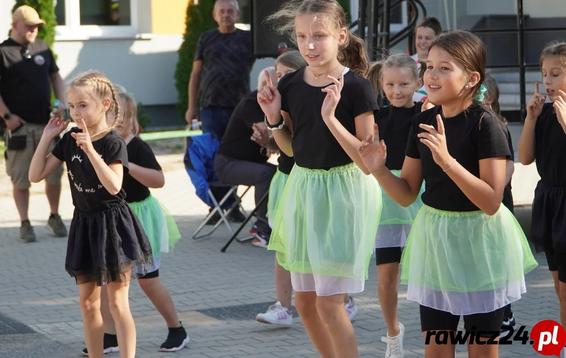 Orkiestra, mażoretki i lokalne smakołyki. Festyn w „czwórce” na 120-lecie Rawickiej Spółdzielni Mieszkaniowej [ZDJĘCIA] - Zdjęcie główne