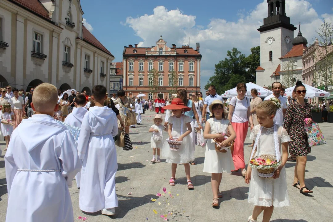 Boże Ciało w Jarocinie. Procesja z parafii św. Marcina do Chrystusa Króla