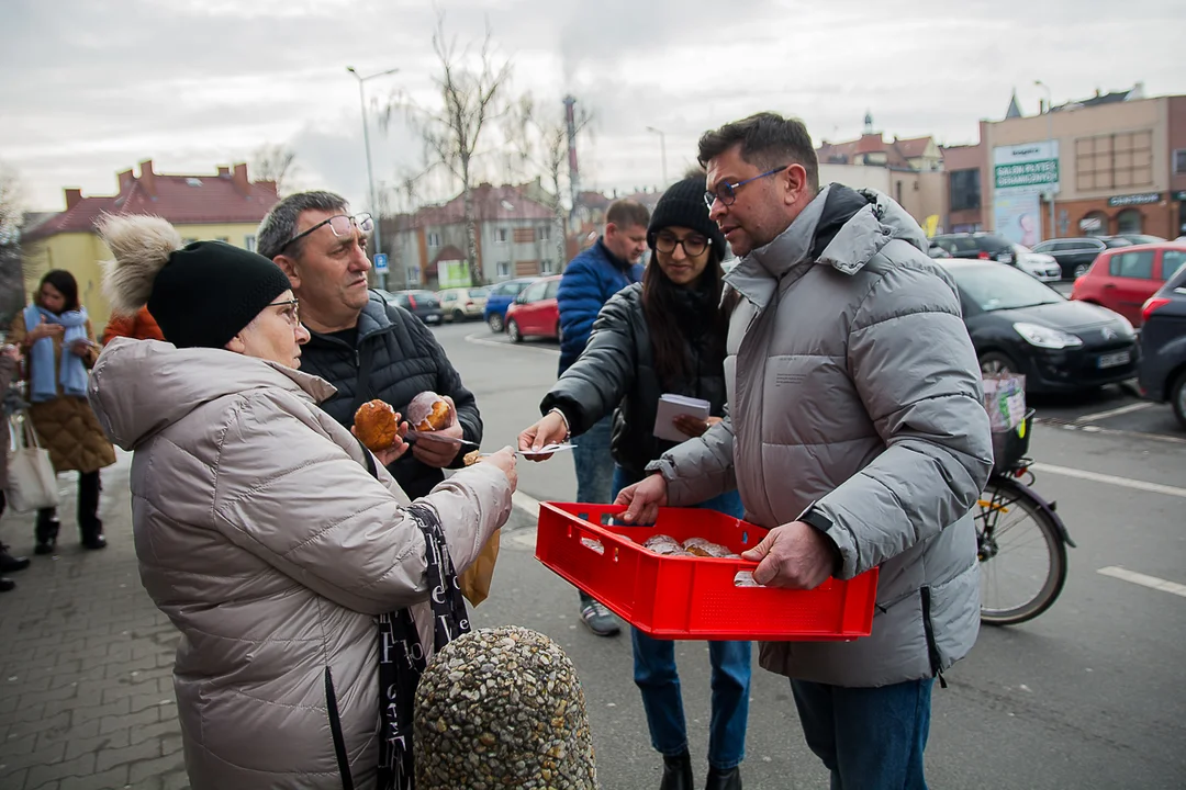 Przedwyborczy tłusty czwartek w Jarocinie. Kandydat PO KO na burmistrza i kandydaci Ziemi Jarocińskiej rozdawali pączki