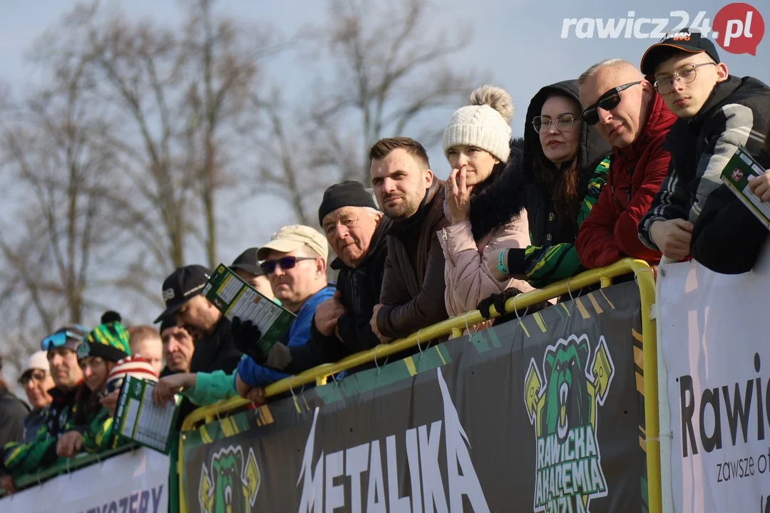 Kibice Kolejarza Rawicz podczas inauguracji sezonu w Rawiczu.