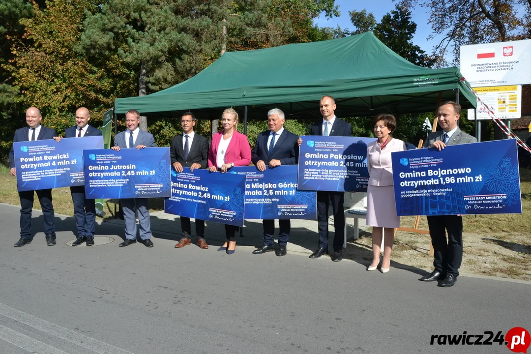 Otwierali kanalizację w Sworowie. Przy okazji rozdali promesy - Zdjęcie główne