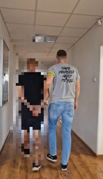 42-letni mieszkaniec Gostynia groził koledze śmiercią. Wybił szybę w wiatrołapie