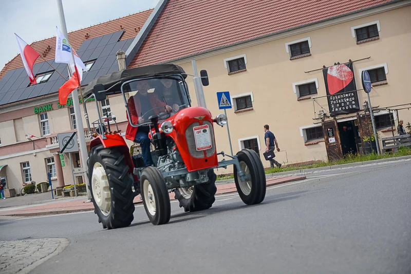 Wystawa zabytkowych pojazdów w Jarocinie z okazji Święta Flagi