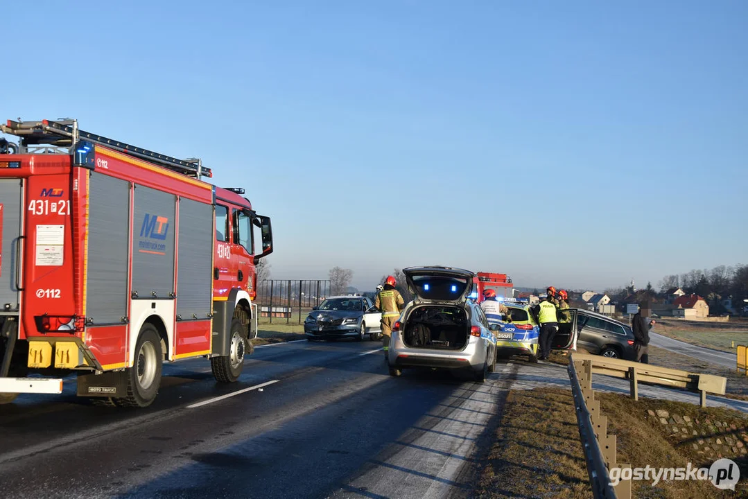 Wypadek na DW434 Gostyń - Poznań. Zderzyły się trzy samochody