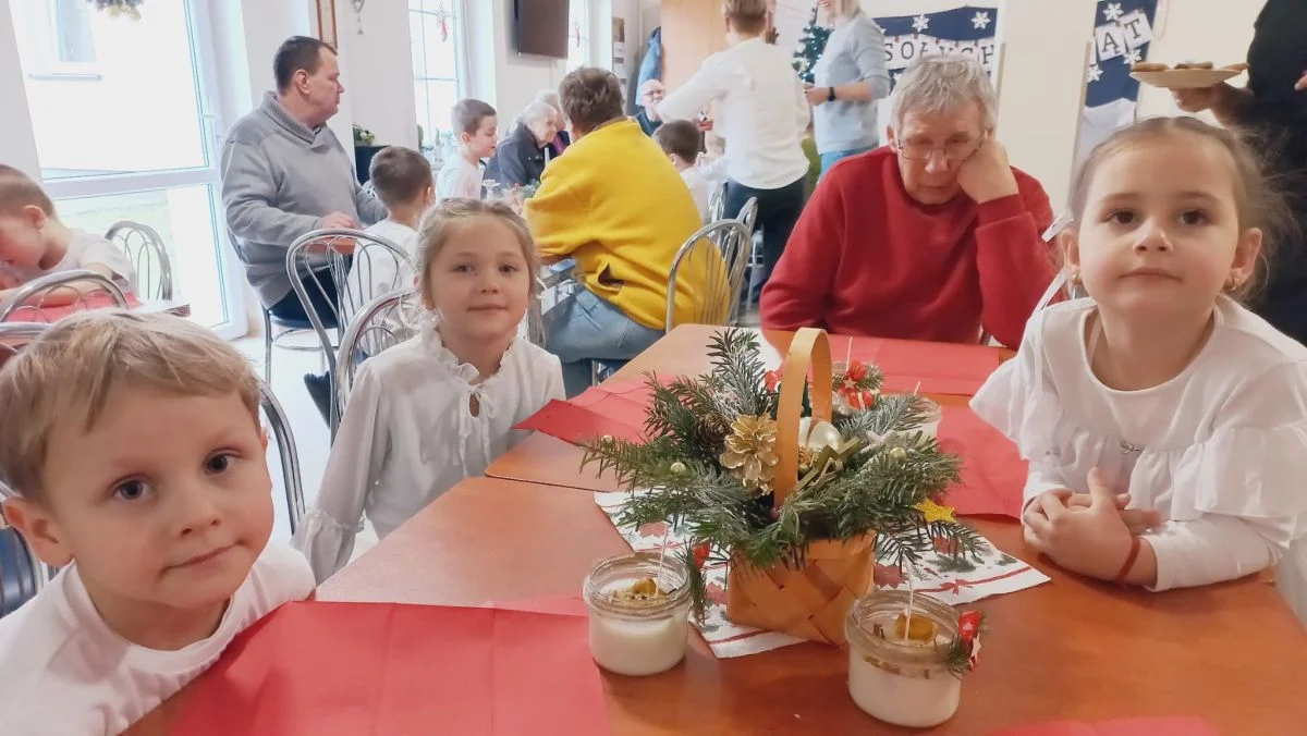 Przedszkolaki wzruszyły seniorów. Świąteczne warsztaty przy ul. Zacisznej w Jarocinie