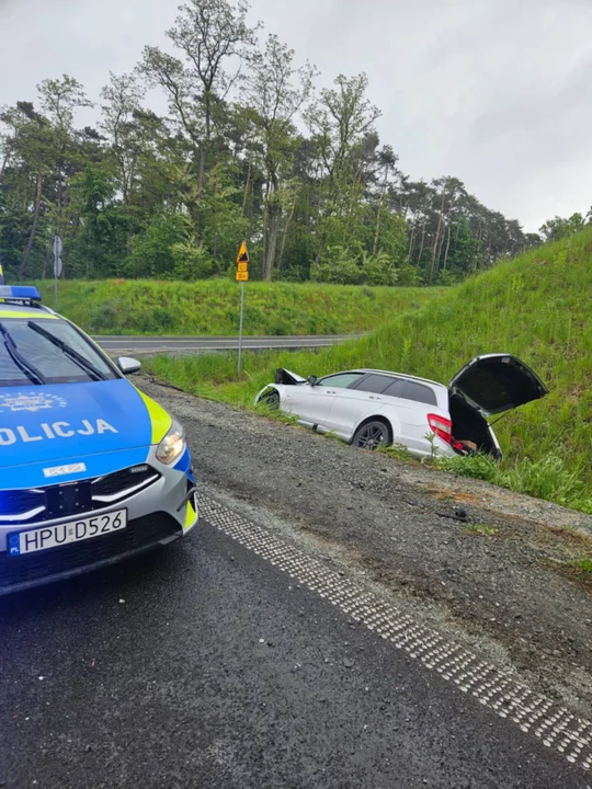 Wypadek na obwodnicy DW434 dla Gostynia, w stronę Krobi. Dwie osoby poszkodowane. Lądował LPR