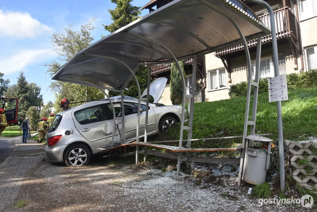 Zderzenie peugeota z przystankiem autobusowym na ul. Sikorskiego w Gostyniu