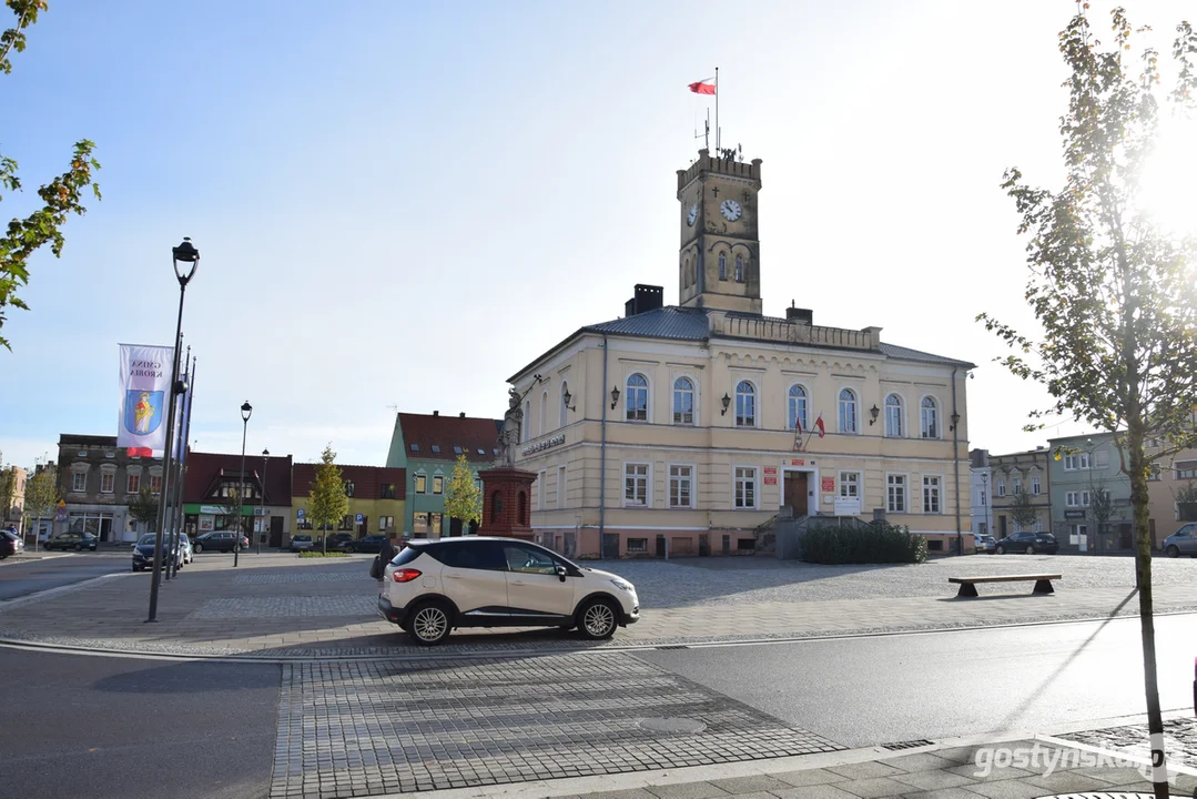 Nielegalne parkowanie na rynku w Krobi