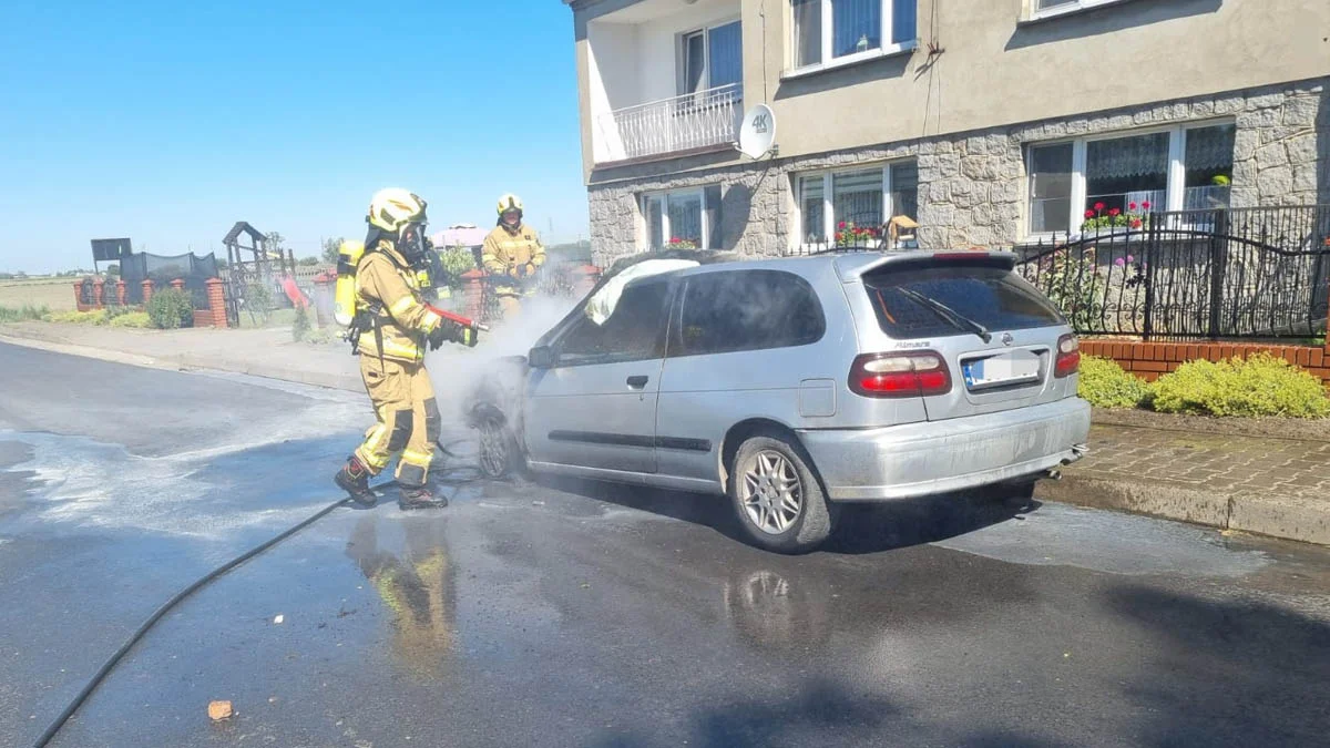 Pożar samochodu w gm. Krobia na drodze Chwałkowo-Potarzyca