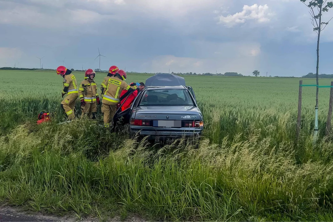 Bożacin. Dachowanie samochodu osobowego