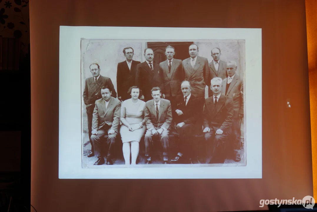 Miłośnicy starych fotografii w pogorzelskiej bibliotece