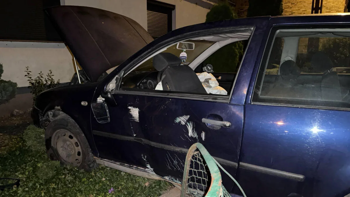Nocny wypadek w Kosowie - samochód zniszczył dwa pojazdy i wjechał w płot