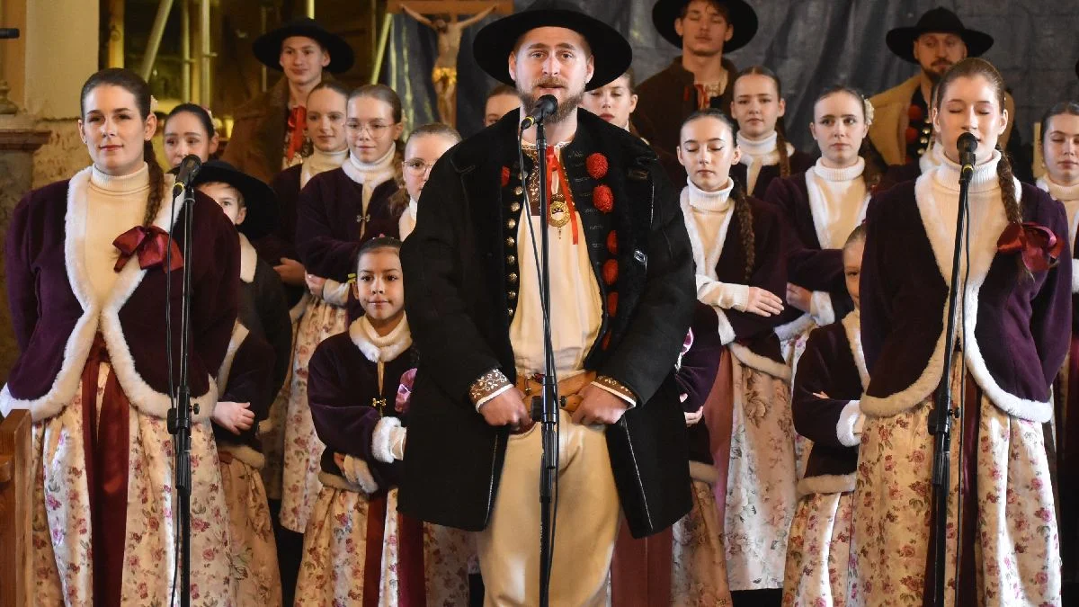 Mury kościoła wypełniła beskidzka energia i radosny śpiew. Proboszcz zapowiedział, że jeszcze raz sprowadzi Estradę Regionalną "Równica" - Zdjęcie główne