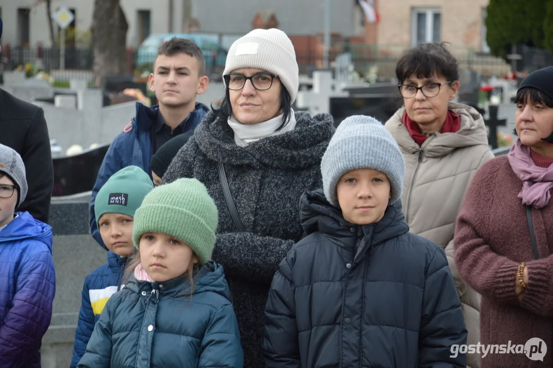 Przemarsz i uroczystości na cmentarzu w dniu 11 listopada w Krobi