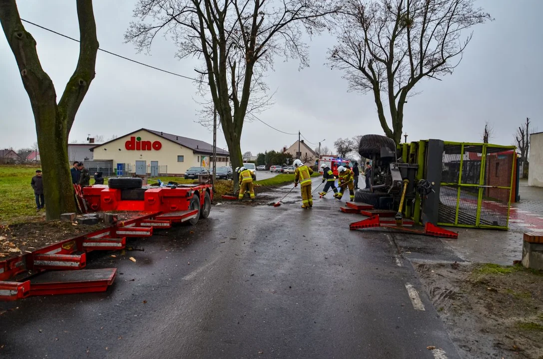 Zdarzenie drogowe na trasie Żerków-Chrzan. Naczepa uderzyła w drzewo