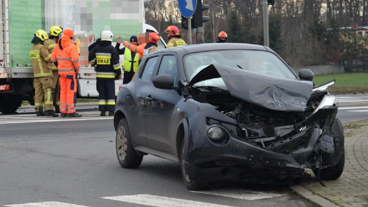 Zderzenie dwóch aut na obwodnicy DW434 w Krobi. Kierowca dostawczaka wymusił pierwszeństwo i wjechał na czerwonym świetle - Zdjęcie główne