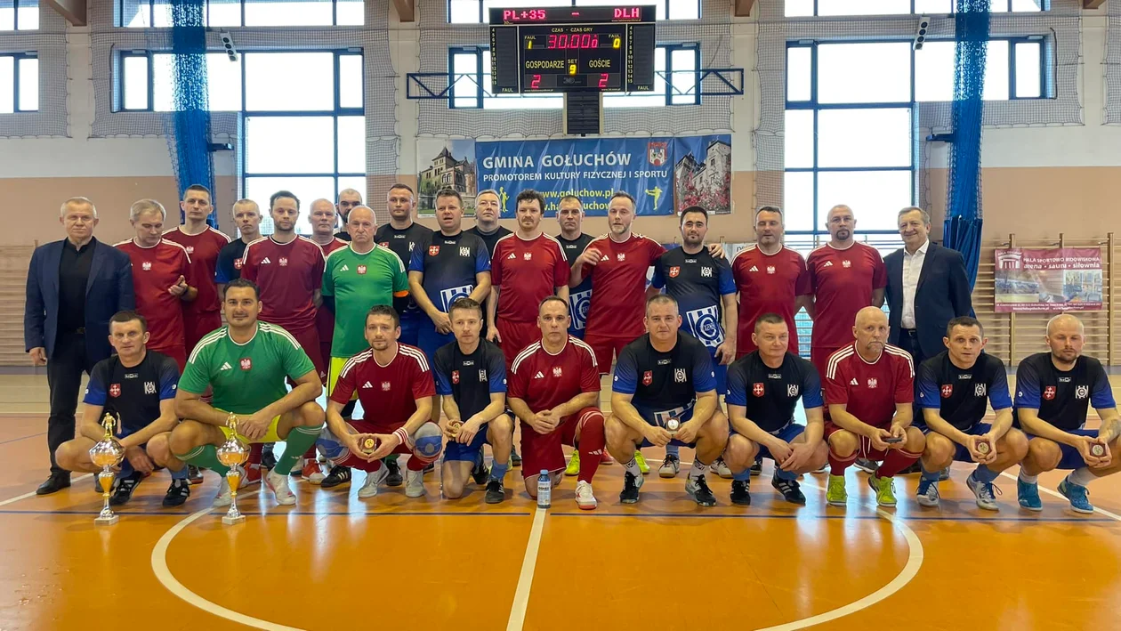 Reprezentacja Polski 35+ zmierzyła się z drużyną Dobrzyckiej Ligi Halowej Piłki Nożnej - Zdjęcie główne