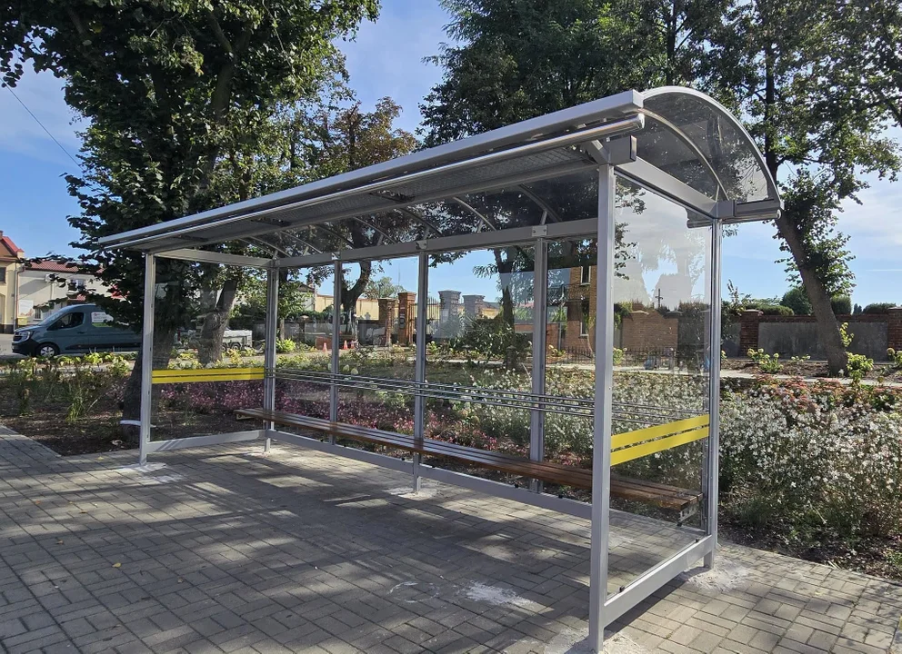 Nowoczesne, estetyczne i bezpieczne. Nowe wiaty przystankowe w gminie Gołuchów