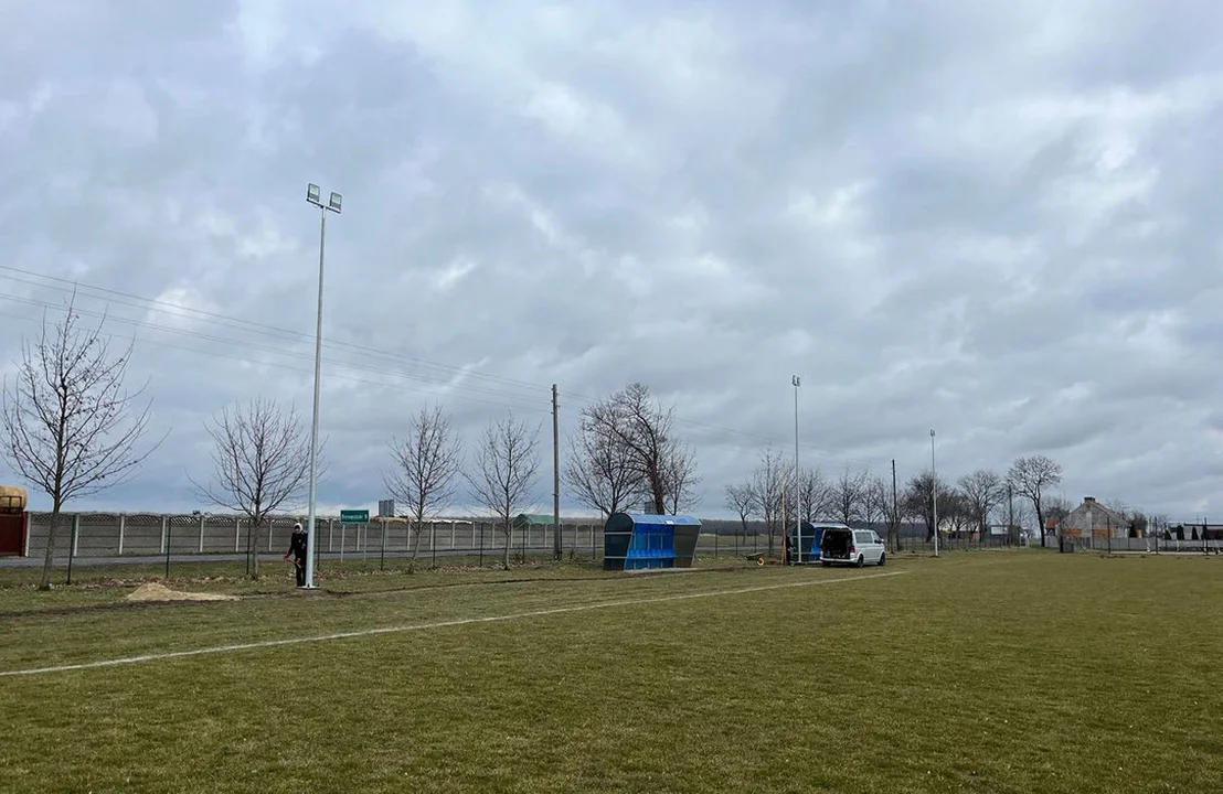 I nastała jasność. KS Pogorzela ma już komplet lamp na swoim stadionie - Zdjęcie główne