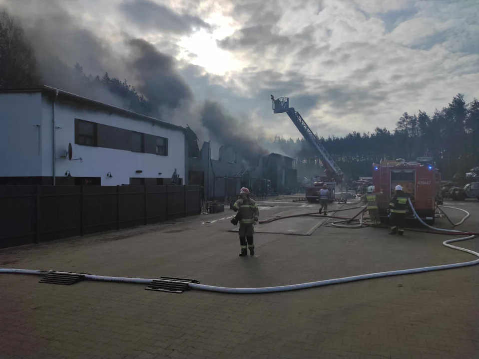 Pożar na stacji demontażu pojazdów w Śmiłowie