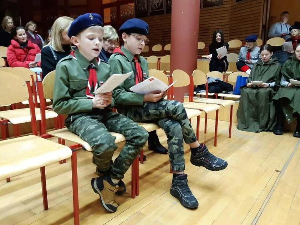 Wieczornica w szkole w Żerkowie. Uczcili 104. rocznicę Powstania Wielkopolskiego - Zdjęcie główne