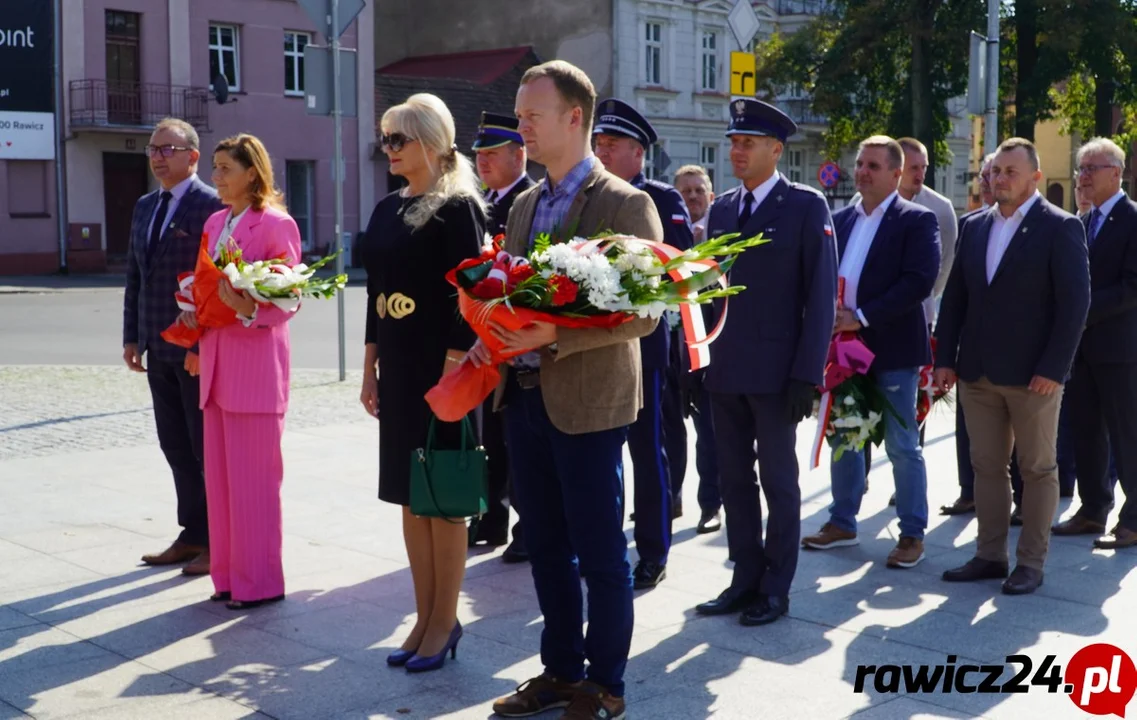 85. rocznica agresji Rosji na Polskę.  W Rawiczu złożono wiązanki - Zdjęcie główne