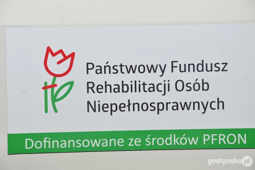 Przekazanie nowego samochodu dla DPS Chwałkowo