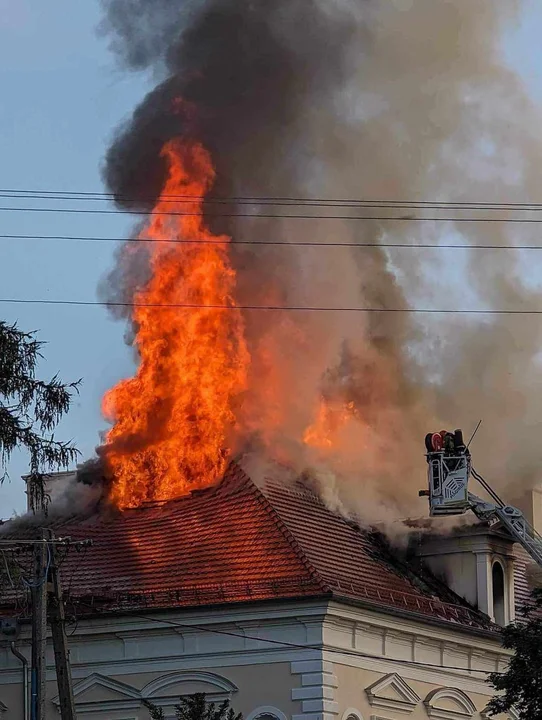 Pożar zabytkowego Pałacu w Konarzewie. W akcji wzięło udział ponad 100 strażaków