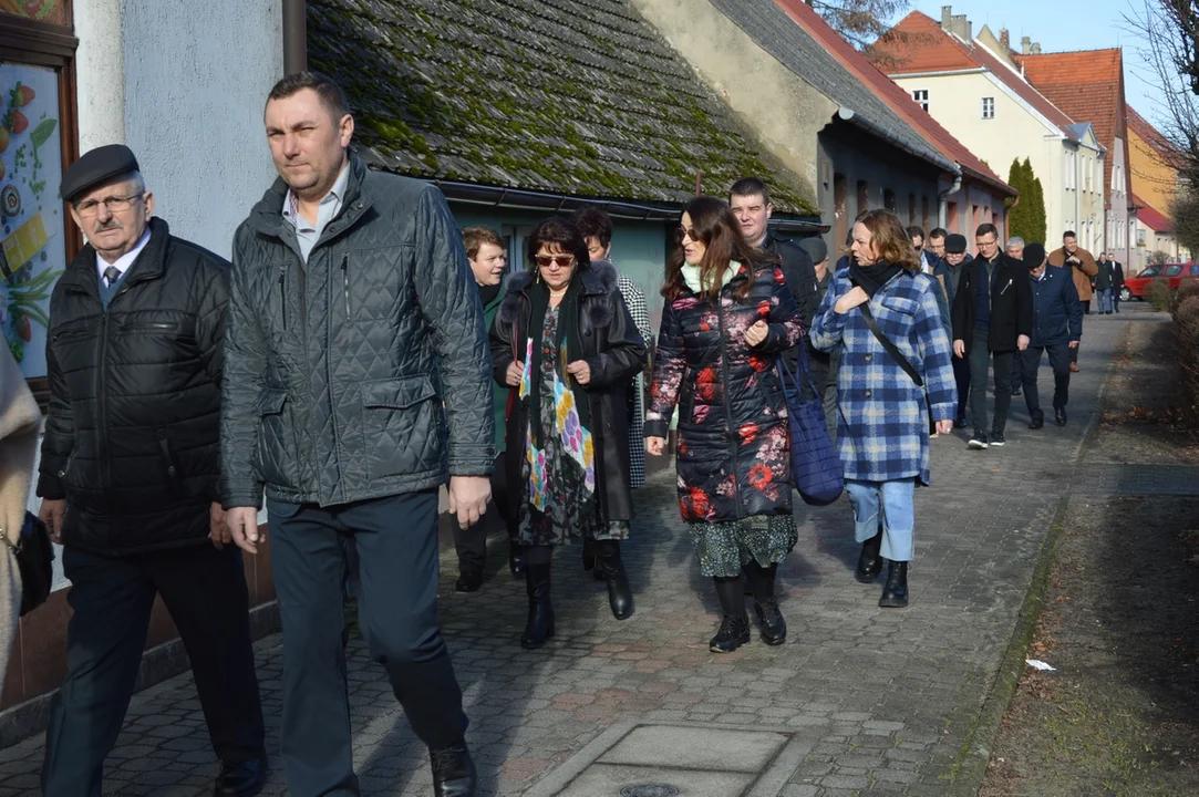 Otwarcie rynku w Jutrosinie z udziałem przedstawicieli samorządów, wojewody i parlamentu