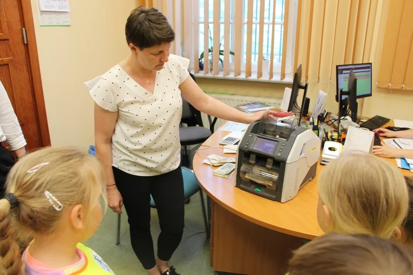 Przedszkolaki z Bajki odwiedzili Bank Spółdzielczy w Pleszewie