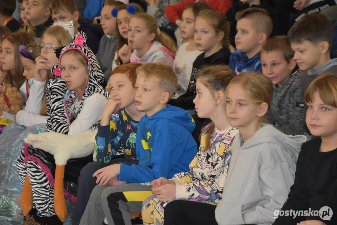 Baśniowy ambaras - rodzice uczniów Szkoły Podstawowej nr 1 w Gostyniu w spektaklu dla dzieci