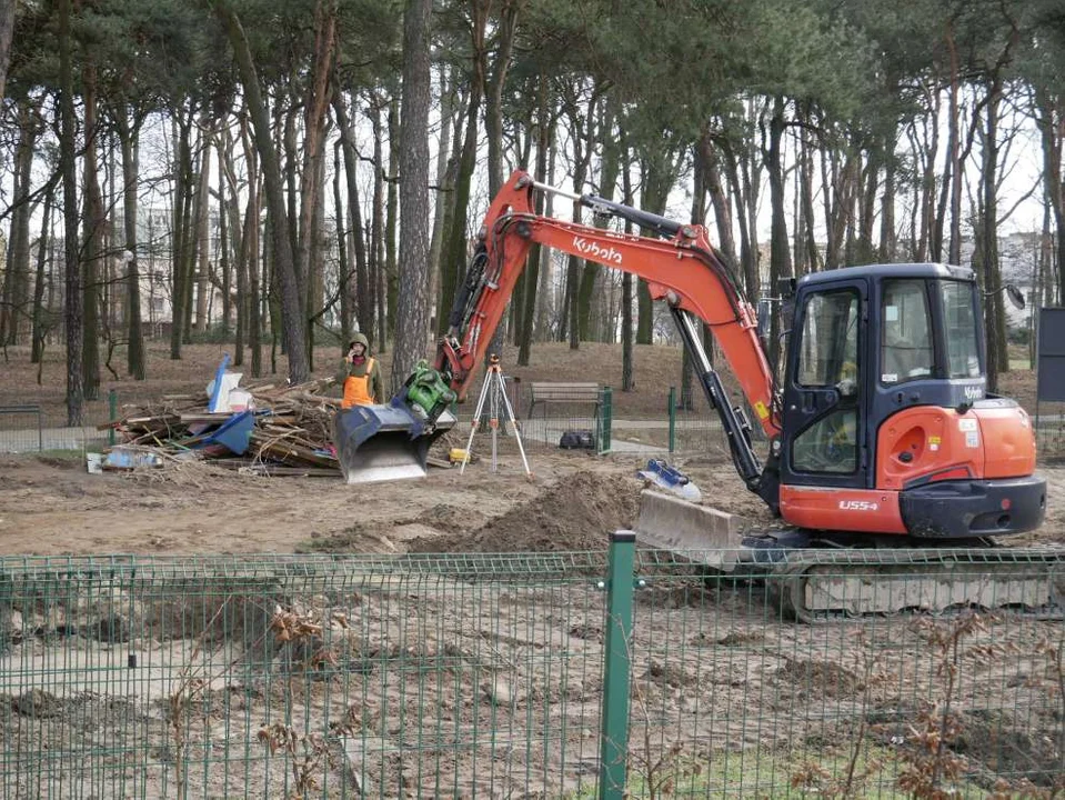 Rozpoczęła się budowa integracyjnego placu zabaw w Jarocinie. Będą z niego mogły korzystać dzieci z niepełnosprawnościami [ZDJĘCIA] - Zdjęcie główne