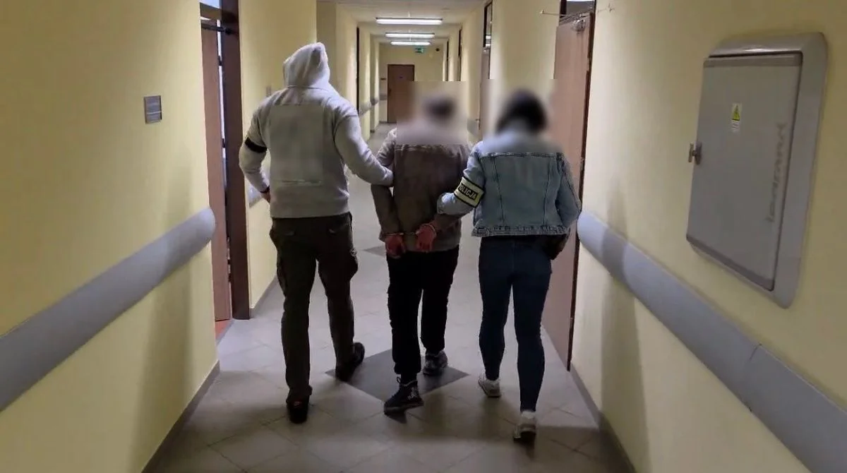 Poznańska policja rozbiła grupę przestępczą, która włamała się do salonu kosemtycznego w  Jarocinie