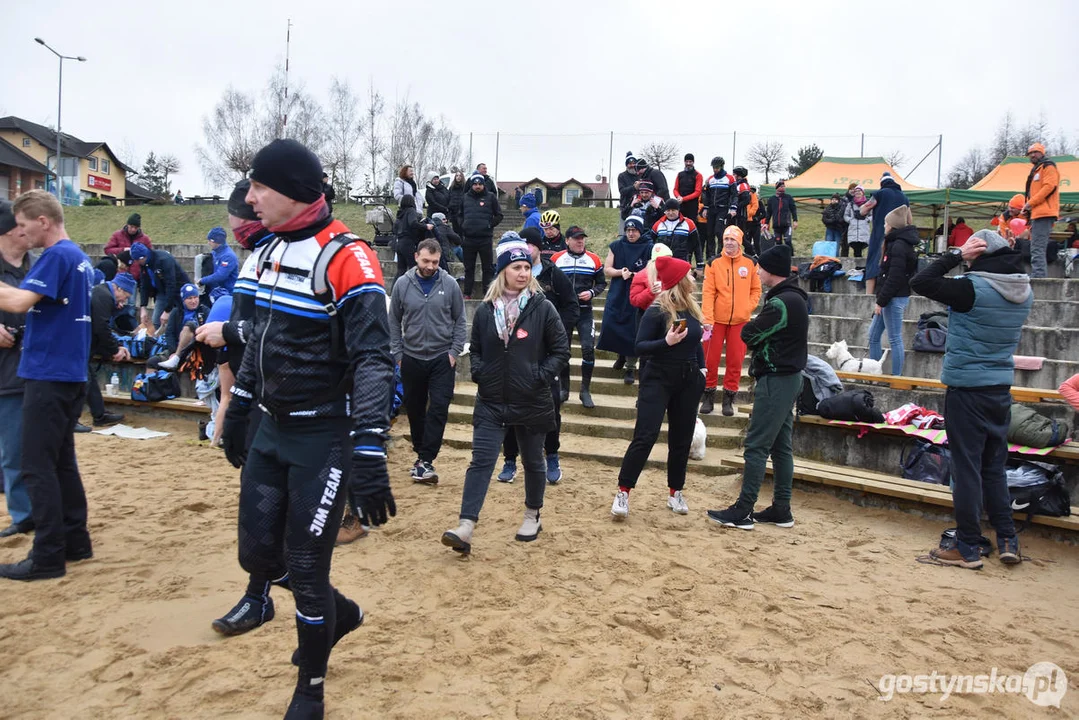 Klub Morsów "Niedźwiedź" Gostyń zorganizował dla WOŚP piknik na plaży jeziora cichowskiego