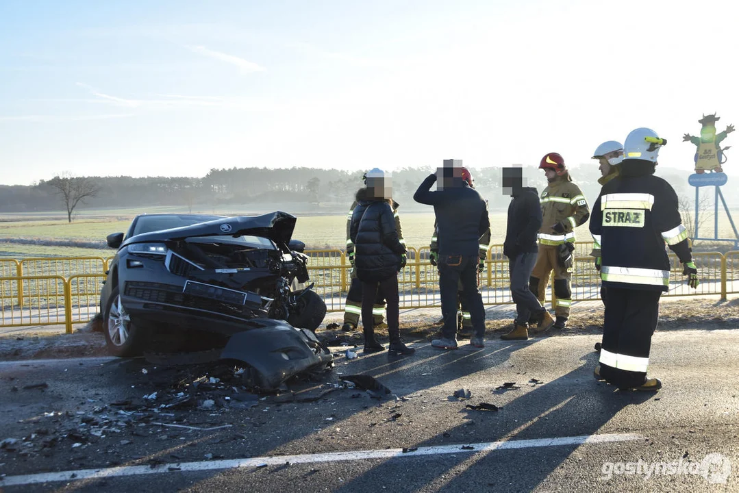 Wypadek na DW434 Gostyń - Poznań. Zderzyły się trzy samochody