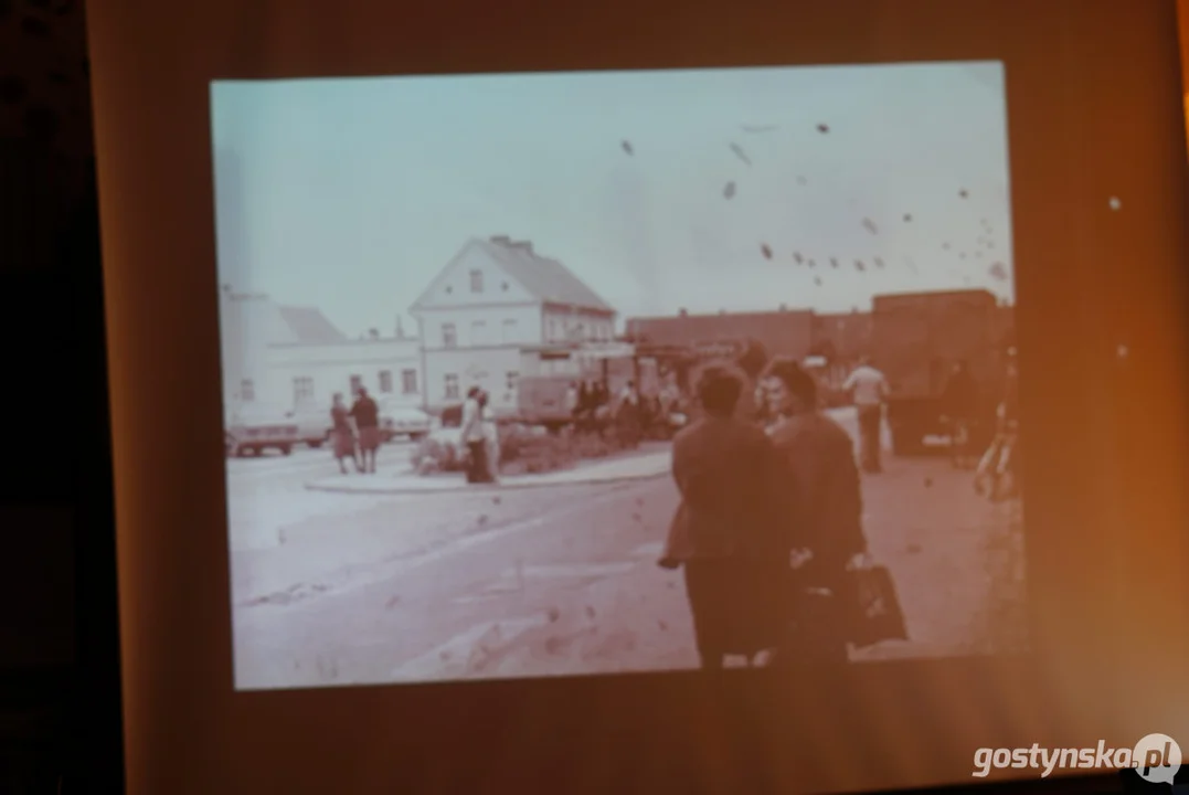 Miłośnicy starych fotografii w pogorzelskiej bibliotece