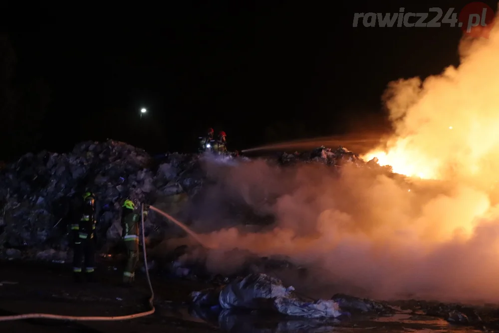 Pożar odpadów na terenie jednej z rawickich firm