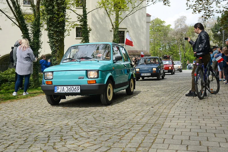 Wystawa zabytkowych pojazdów w Jarocinie z okazji Święta Flagi