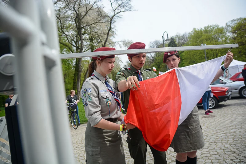 Wystawa zabytkowych pojazdów w Jarocinie z okazji Święta Flagi