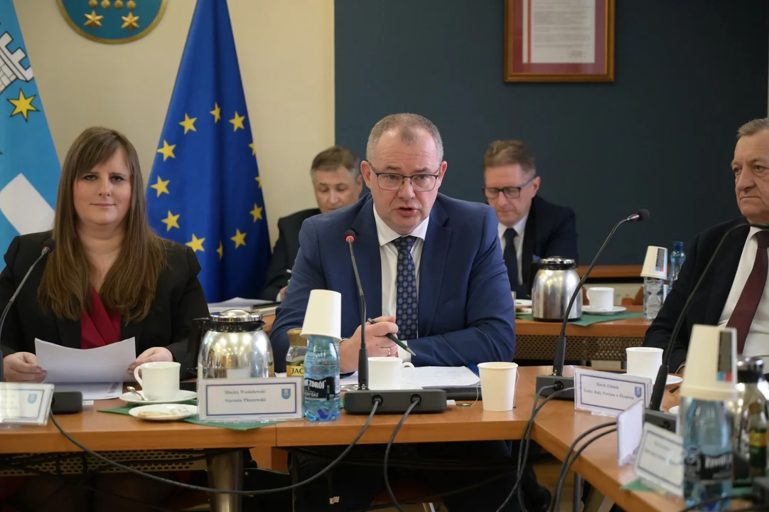 Rada Powiatu Pleszewskiego jednogłośnie przyjęła budżet na 2026 rok. Jakie inwestycje będą realizowane? - Zdjęcie główne