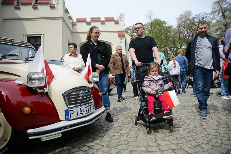 Wystawa zabytkowych pojazdów w Jarocinie z okazji Święta Flagi