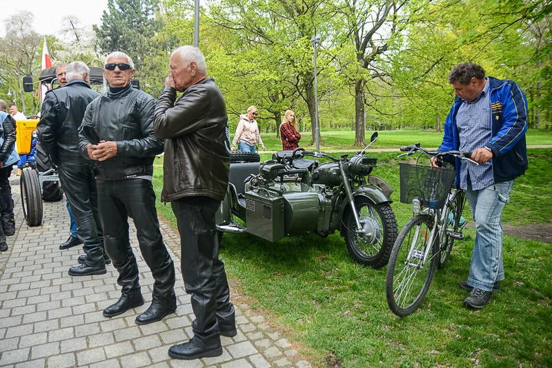 Wystawa zabytkowych pojazdów w Jarocinie z okazji Święta Flagi