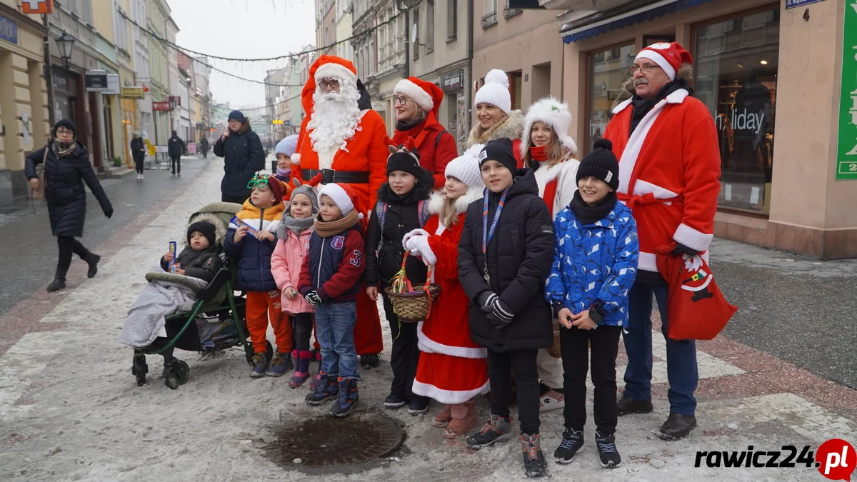 Wesoła ekipa "grasowała" po centrum Rawicza. Rozdawali słodkości i pozowali do zdjęć - Zdjęcie główne